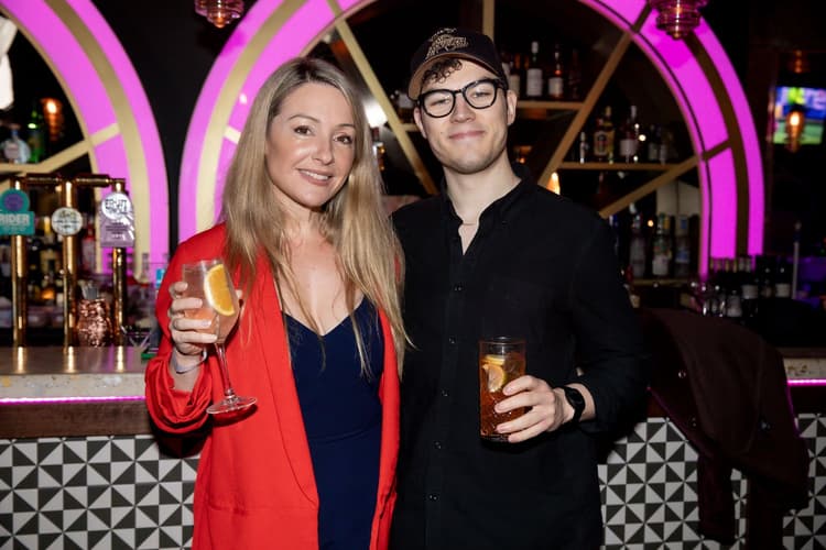 $9 BOTTOMLESS FOOTY | Happy Hour Drinks & Specials