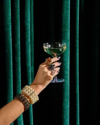 $5 Weekday Bubbles | Happy Hour Drinks & Specials